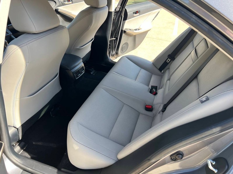 Lexus IS 200t Vehicle Full-screen Gallery Image 11