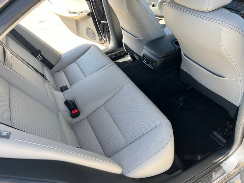 Lexus IS 200t Vehicle Full-screen Gallery Image 14