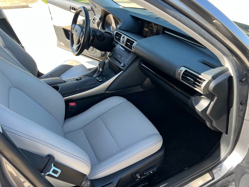 Lexus IS 200t Vehicle Full-screen Gallery Image 17