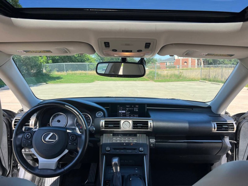 Lexus IS 200t Vehicle Full-screen Gallery Image 18