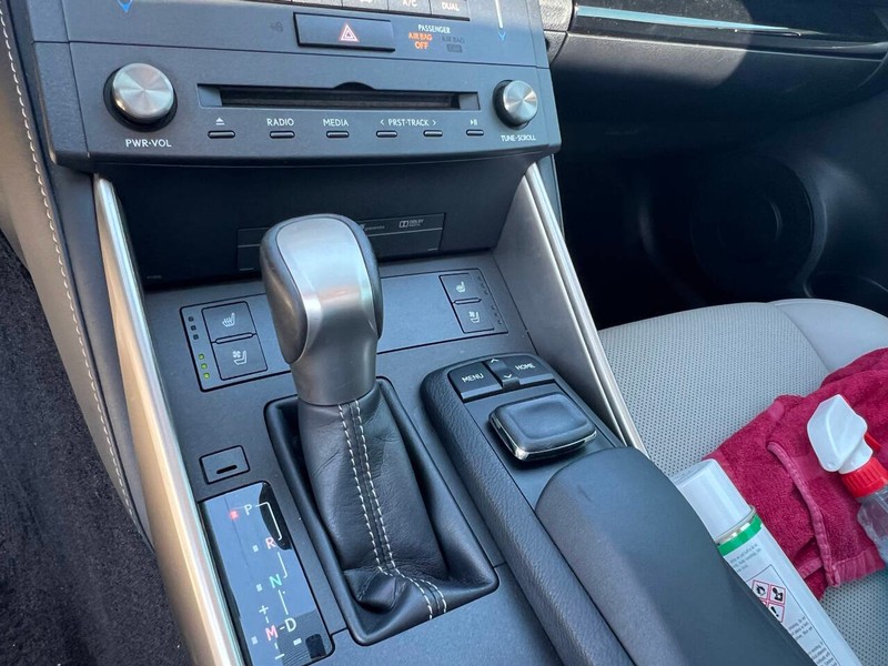 Lexus IS 200t Vehicle Full-screen Gallery Image 19