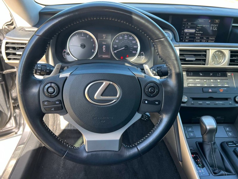 Lexus IS 200t Vehicle Full-screen Gallery Image 21