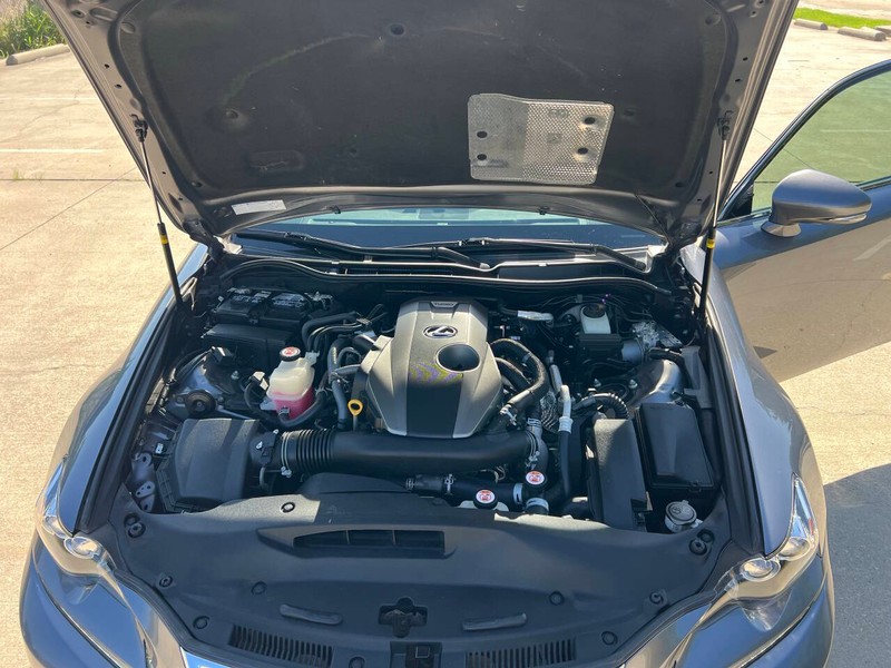 Lexus IS 200t Vehicle Full-screen Gallery Image 23