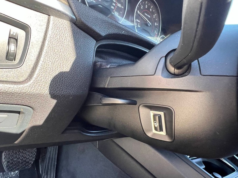 BMW 4 Series Vehicle Full-screen Gallery Image 16