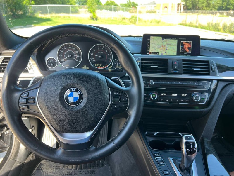 BMW 4 Series Vehicle Full-screen Gallery Image 17