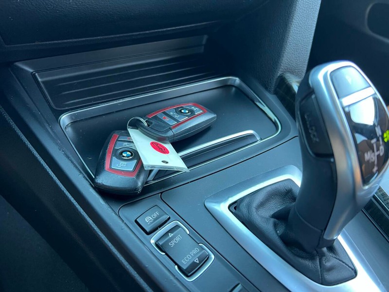 BMW 4 Series Vehicle Full-screen Gallery Image 18