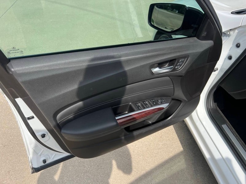 Acura TLX Vehicle Full-screen Gallery Image 11