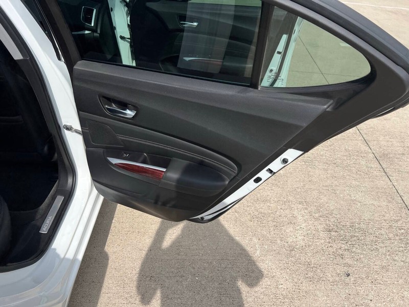 Acura TLX Vehicle Full-screen Gallery Image 15