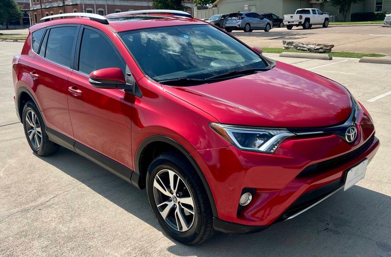 Toyota RAV4 Vehicle Full-screen Gallery Image 03