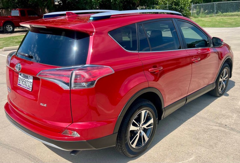 Toyota RAV4 Vehicle Full-screen Gallery Image 04