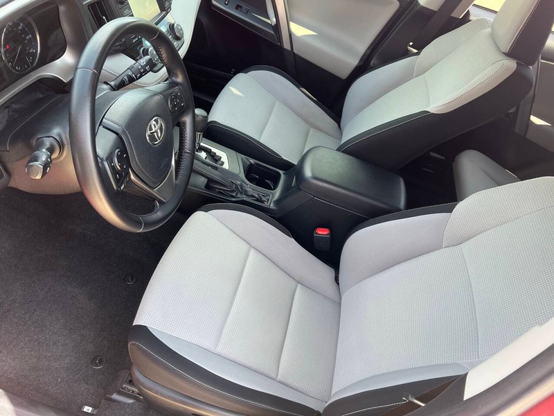 Toyota RAV4 Vehicle Full-screen Gallery Image 09