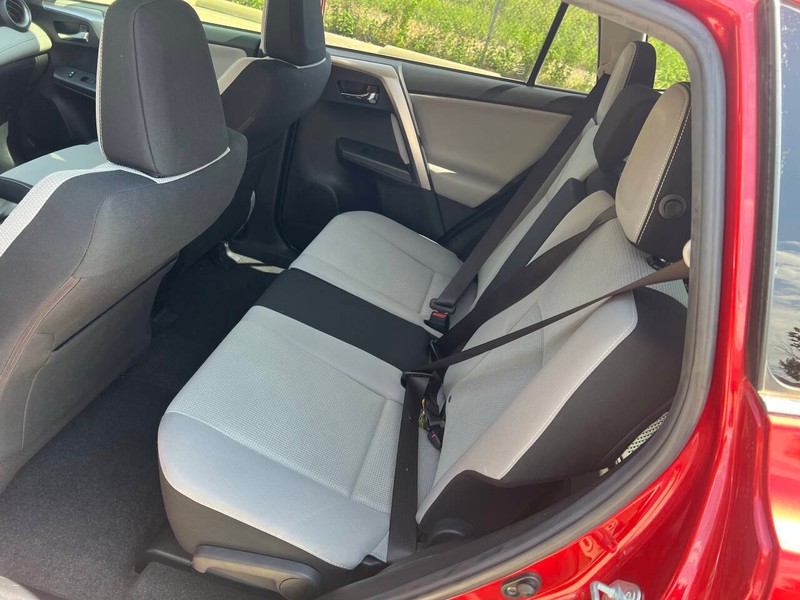 Toyota RAV4 Vehicle Full-screen Gallery Image 11