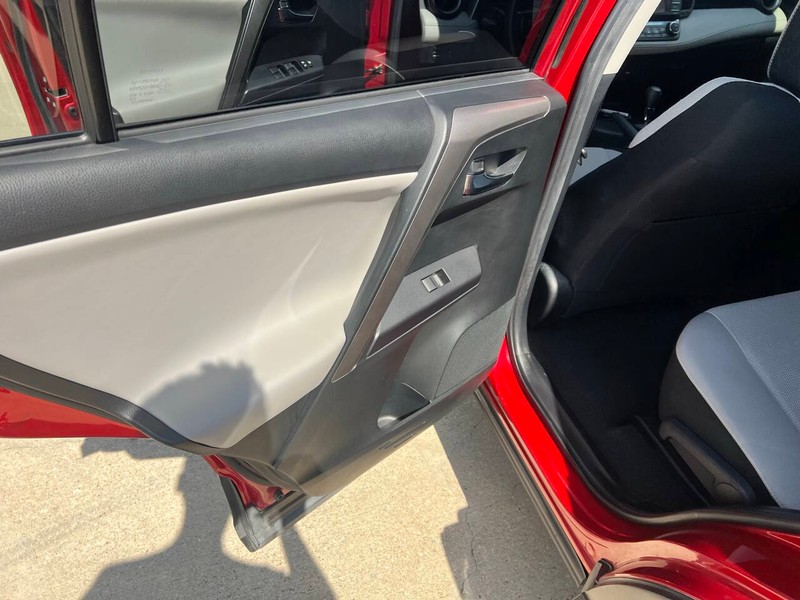 Toyota RAV4 Vehicle Full-screen Gallery Image 12