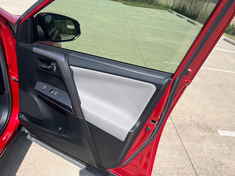 Toyota RAV4 Vehicle Full-screen Gallery Image 14