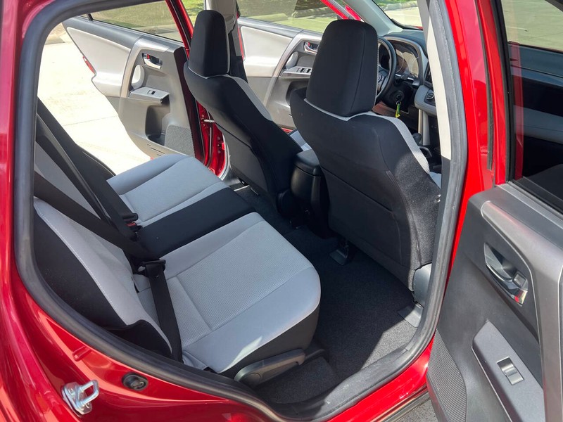 Toyota RAV4 Vehicle Full-screen Gallery Image 15