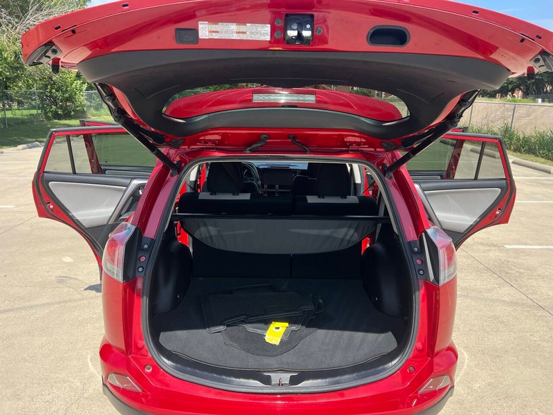 Toyota RAV4 Vehicle Full-screen Gallery Image 16