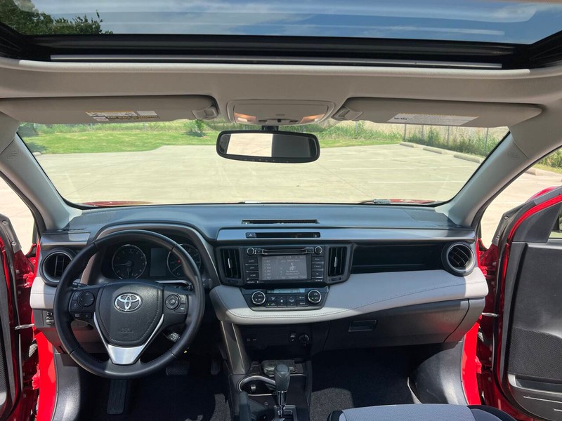 Toyota RAV4 Vehicle Full-screen Gallery Image 17