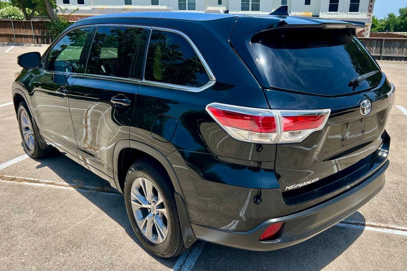 Toyota Highlander Vehicle Full-screen Gallery Image 03