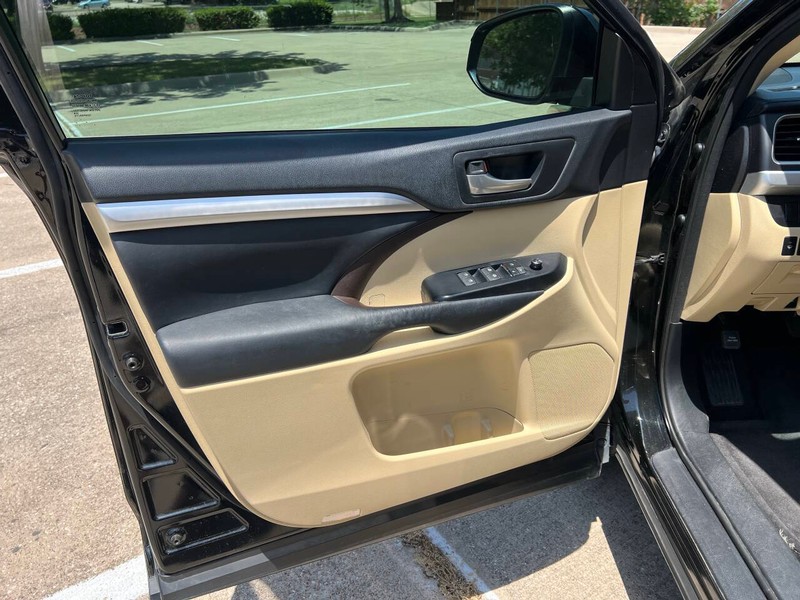 Toyota Highlander Vehicle Full-screen Gallery Image 08