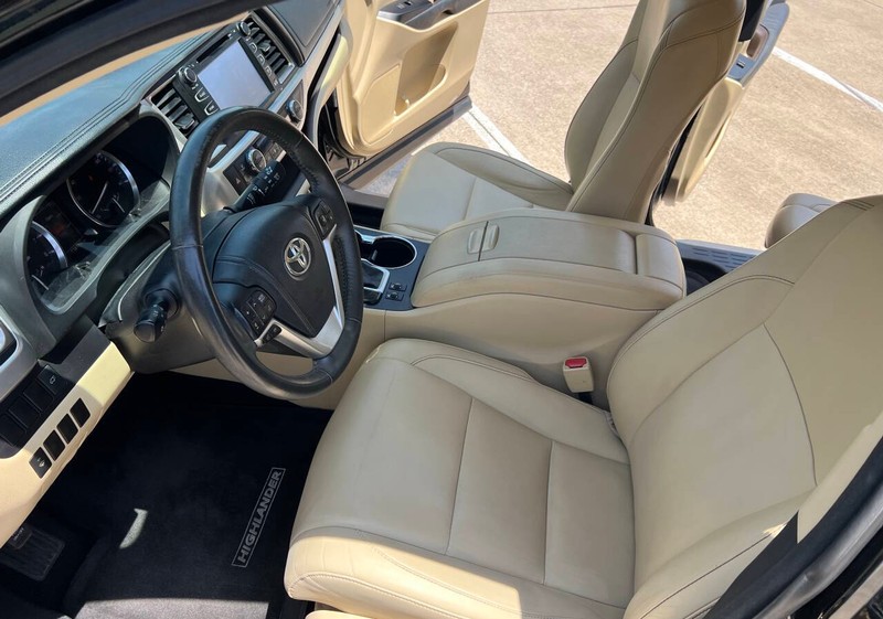 Toyota Highlander Vehicle Full-screen Gallery Image 09