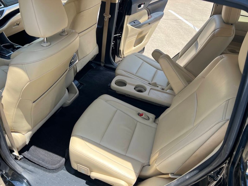 Toyota Highlander Vehicle Full-screen Gallery Image 10