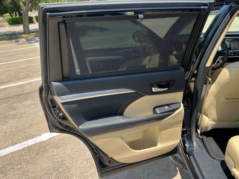 Toyota Highlander Vehicle Full-screen Gallery Image 11