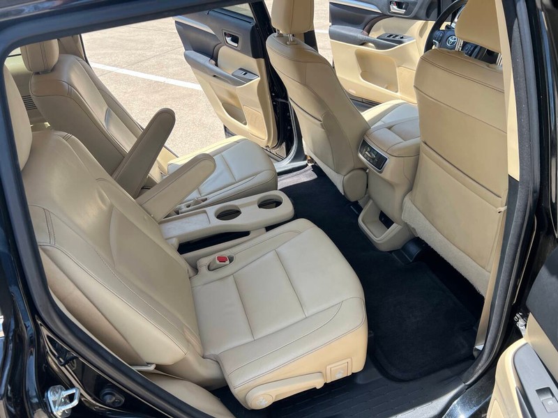 Toyota Highlander Vehicle Full-screen Gallery Image 13