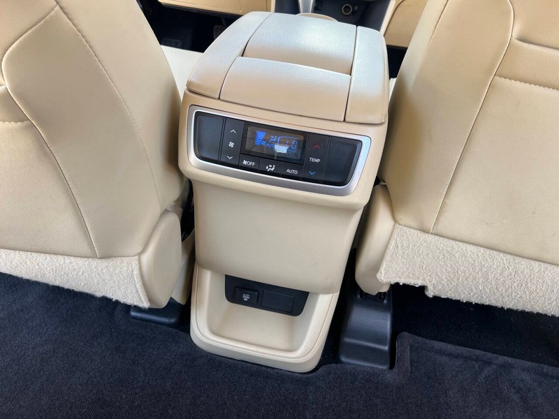 Toyota Highlander Vehicle Full-screen Gallery Image 14