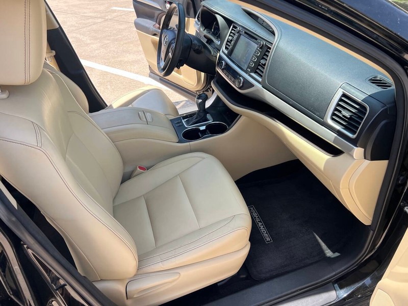 Toyota Highlander Vehicle Full-screen Gallery Image 15