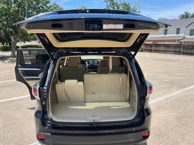 Toyota Highlander Vehicle Full-screen Gallery Image 16