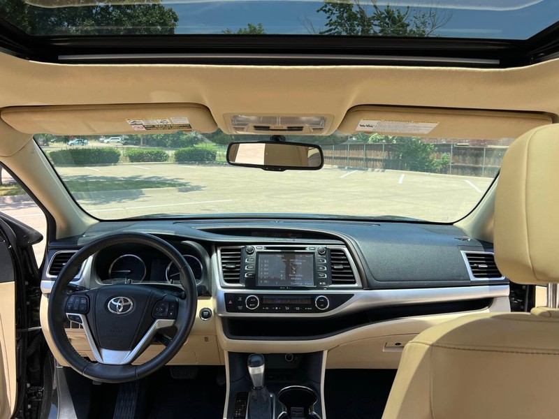 Toyota Highlander Vehicle Full-screen Gallery Image 17