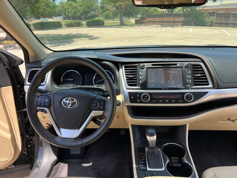 Toyota Highlander Vehicle Full-screen Gallery Image 19