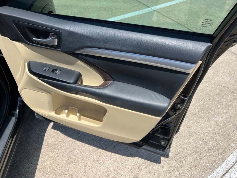Toyota Highlander Vehicle Full-screen Gallery Image 20