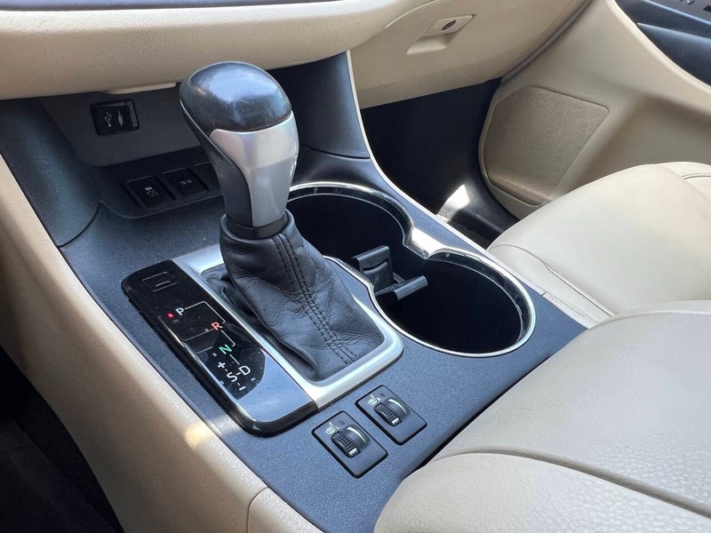 Toyota Highlander Vehicle Full-screen Gallery Image 21