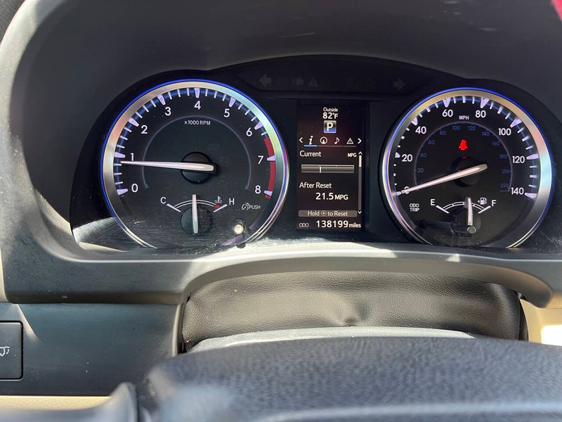 Toyota Highlander Vehicle Full-screen Gallery Image 22