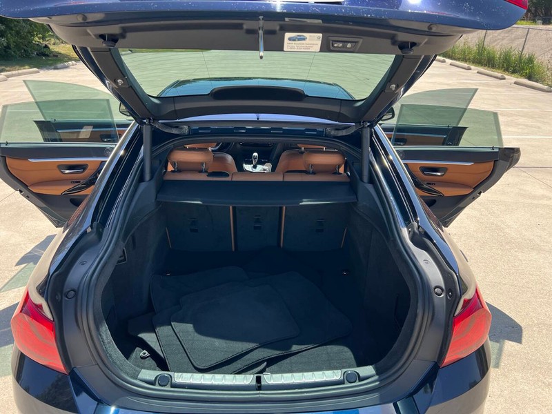 BMW 4 Series Vehicle Full-screen Gallery Image 09