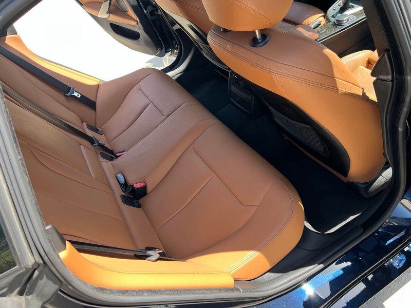 BMW 4 Series Vehicle Full-screen Gallery Image 15