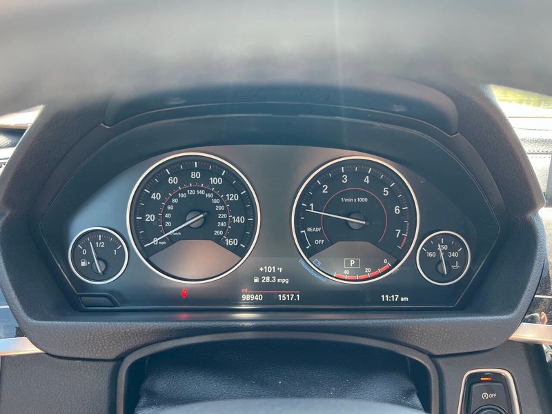 BMW 4 Series Vehicle Full-screen Gallery Image 22