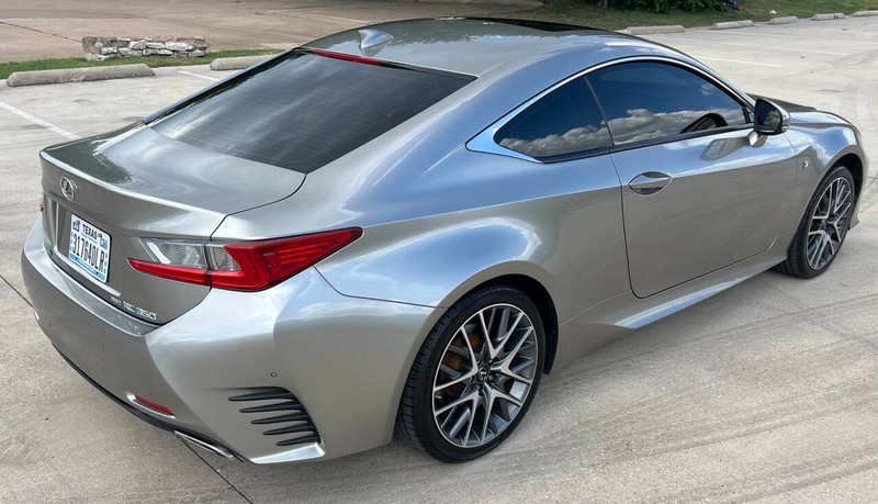Lexus RC 350 Vehicle Full-screen Gallery Image 06