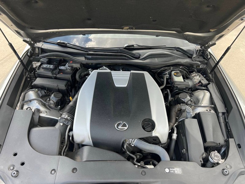 Lexus RC 350 Vehicle Full-screen Gallery Image 09