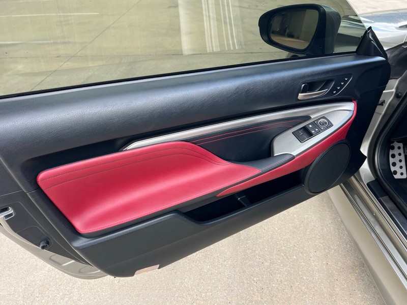 Lexus RC 350 Vehicle Full-screen Gallery Image 12