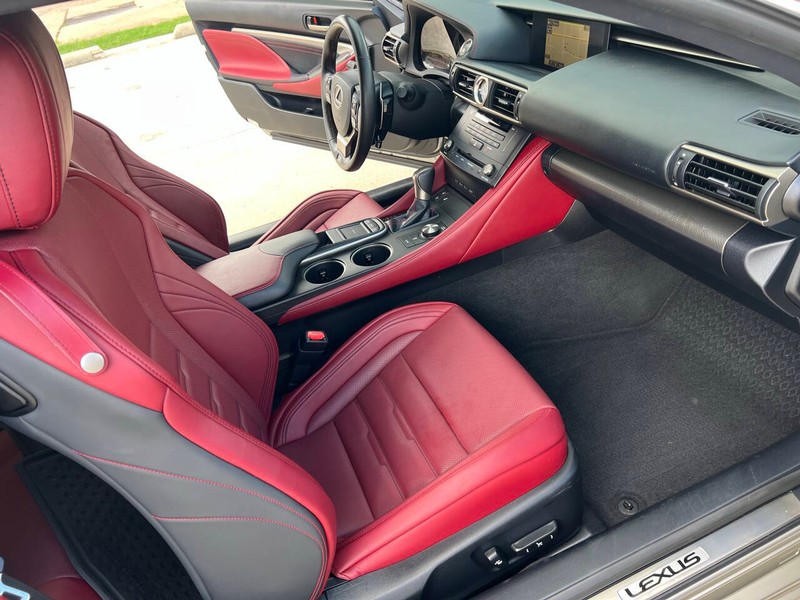Lexus RC 350 Vehicle Full-screen Gallery Image 13