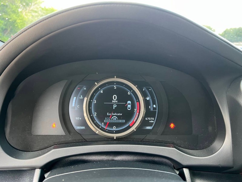 Lexus RC 350 Vehicle Full-screen Gallery Image 17