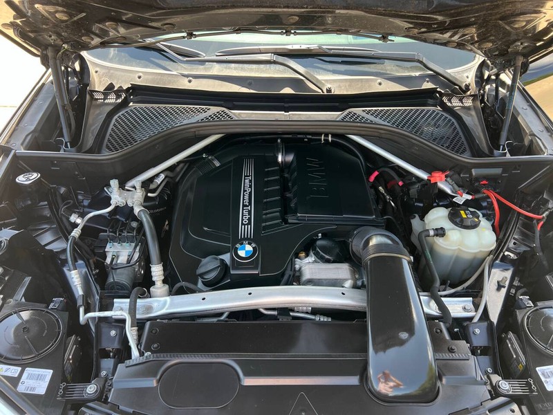 BMW X5 Vehicle Full-screen Gallery Image 09