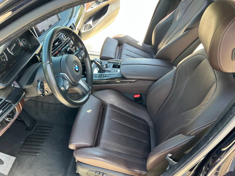 BMW X5 Vehicle Full-screen Gallery Image 10
