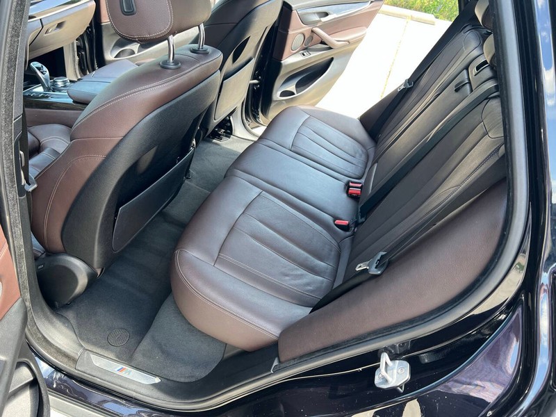 BMW X5 Vehicle Full-screen Gallery Image 12