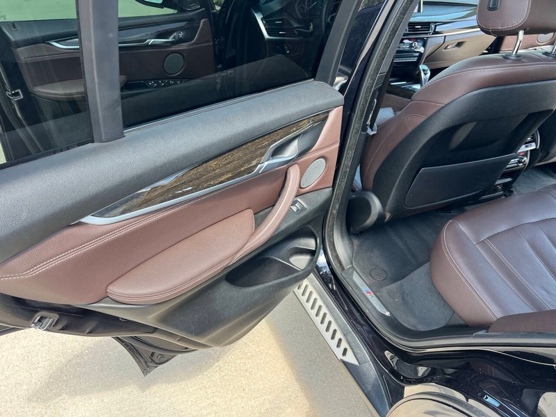 BMW X5 Vehicle Full-screen Gallery Image 13