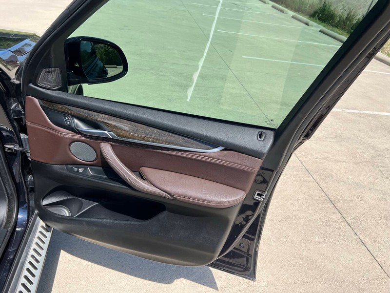 BMW X5 Vehicle Full-screen Gallery Image 15