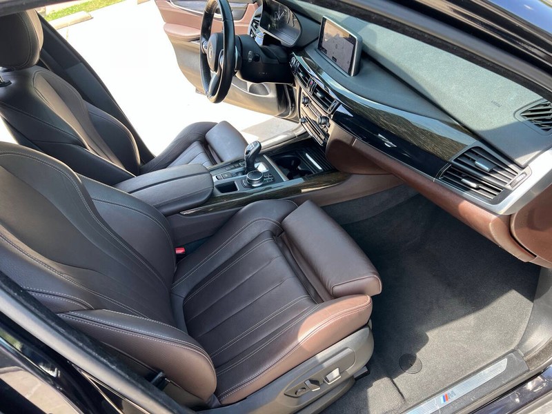 BMW X5 Vehicle Full-screen Gallery Image 16