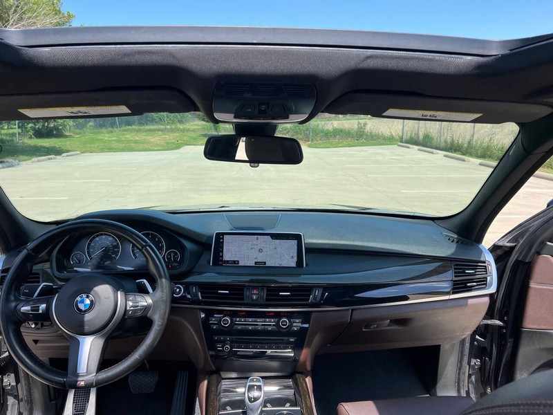 BMW X5 Vehicle Full-screen Gallery Image 17